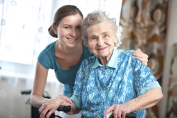 איך עוזרים לקשיש להסתגל לכיסא גלגלים?